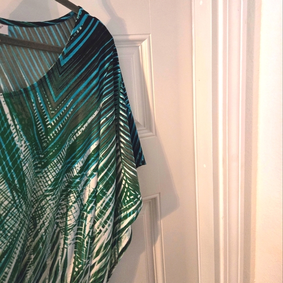 Clearance ☆ Avenue Plus-Size 22-24 Poncho Blouse • Foliage print - Picture 7 of 12